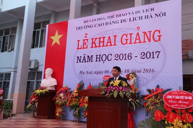 Bí thư Đảng ủy, Hiệu trưởng Trường Cao đẳng Du lịch Hà Nội Trịnh Cao Khải phát biểu tại lễ khai giảng